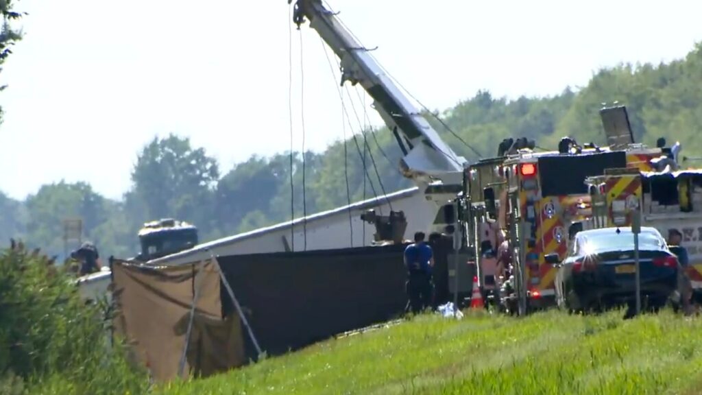 At least 4 people killed after bus traveling back from Niagara Falls crashes: Sources
