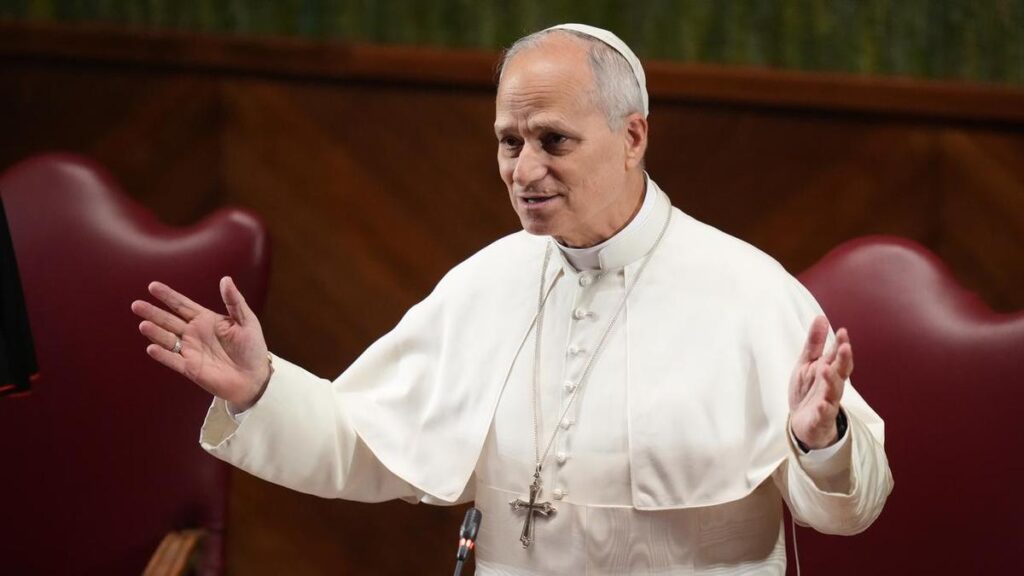 Pope returns artefacts linked to indigenous Canadians