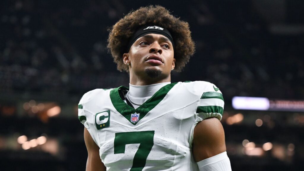 QB Fields' season over with Jets future uncertain