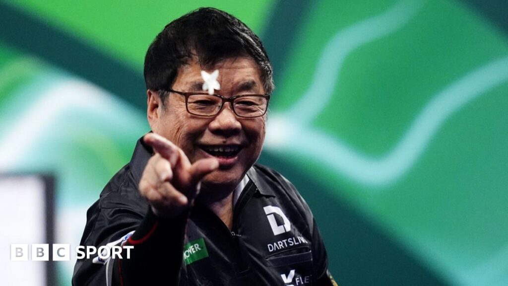 Paul Lim throws a dart
