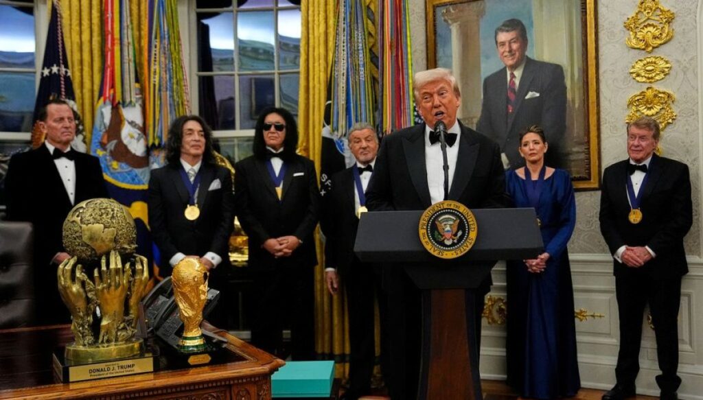 Private: Trump presents medals to Kennedy Center honorees in Oval Office Trump presents medals to Kennedy Center honorees in Oval Office