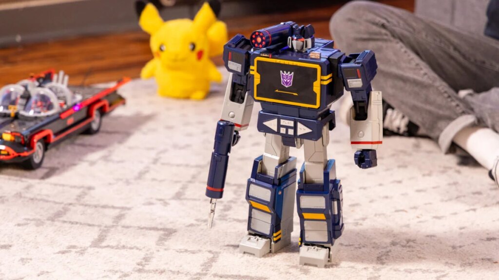 Robosen’s $1,400 Soundwave Transformer Is a Sick Robot and Sad Bluetooth Speaker