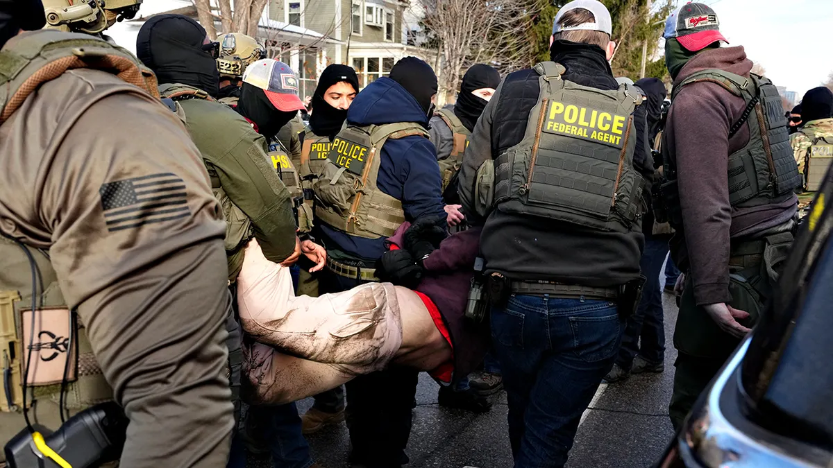Federal agents detain agitator