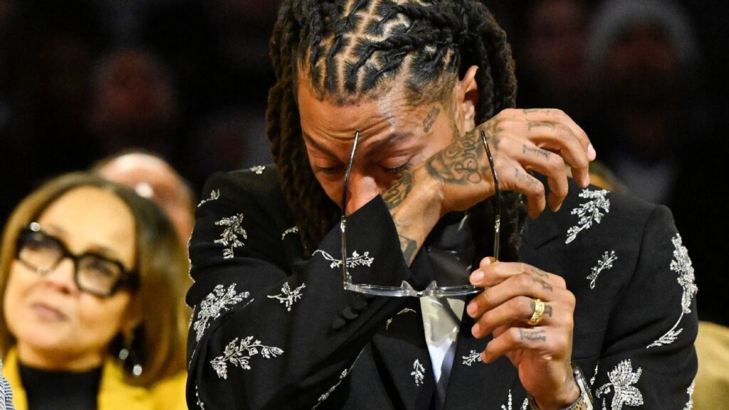 Emotional Rose sees Bulls' No. 1 jersey retired